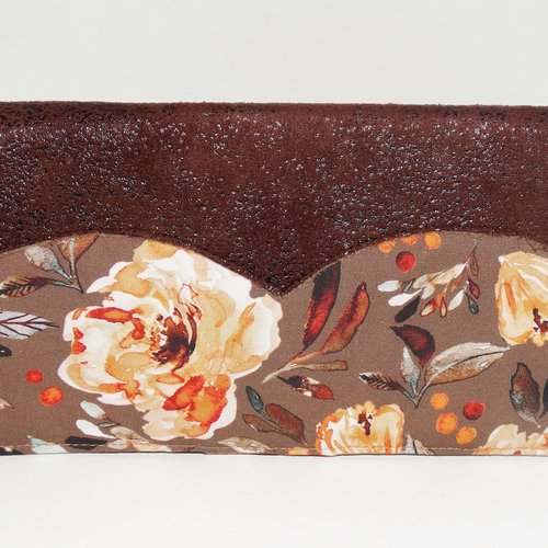 Porte-chéquier élégant pour femme  en faux-cuir marron et en tissu marron avec un motif floral automnale et bohème