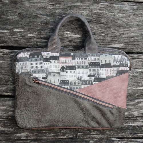 Sacoche pour ordinateur 13 pouces  femme en  faux-cuir gris, similicuir rose et tissu gris avec maisons et immeubles