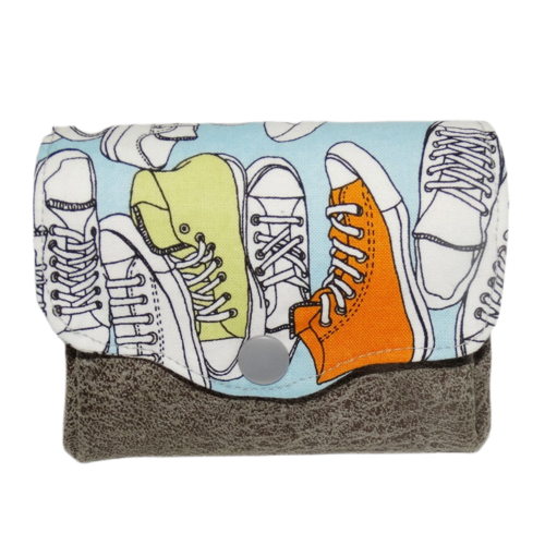 Petit porte-monnaie accordéon homme, 3 compartiments, faux-cuir gris, tissu bleu avec des baskets