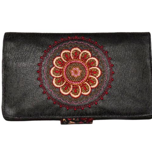 Porte-chéquier brodé  pour femme, en faux cuir anthracite et tissu noir avec petites fleurs décoré d'une broderie médaillon