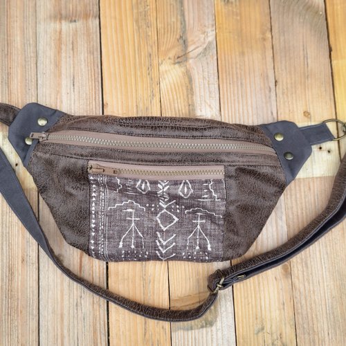 Grand sac banane homme ou mixte en faux cuir taupe, toile de coton et tissu gris motif ethnique