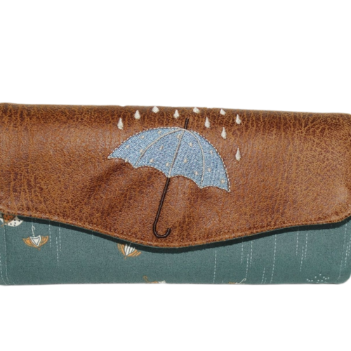 Grand portefeuille brodé femme, faux cuir camel, broderie parapluie, tissu bleu gris avec des petits parapluies