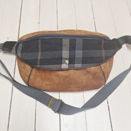 Grand sac banane pour homme ou mixte en faux cuir camel, tissu tartan, carreaux taupe gris, poche avec rabat,   sacoche de ceinture
