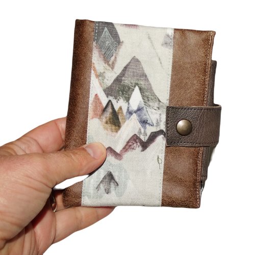 Petit portefeuille compact pour homme en faux cuir marron ocre, tissu imprimé montagnes