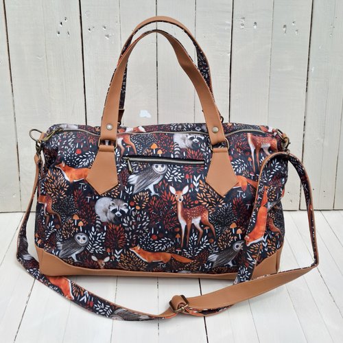 Sac de voyage pour femme en faux cuir caramel et tissu en coton sergé noir avec des animaux de la forêt