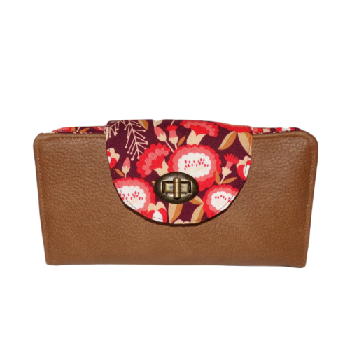 Grand portefeuille pour femme en faux cuir camel et tissu coloré aubergine, rouge et caramel avec des fleurs