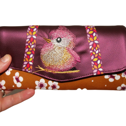 Grand portefeuille brodé femme en faux cuir aubergine nacré et tissu caramel avec des fleurs, broderie oiseau