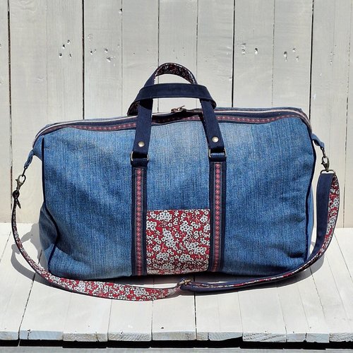 Grand sac de voyage pour femme en jeans recyclé, faux cuir bleu marine et tissu rouge avec des fleurs, bandoulière amovible, sac upcycling