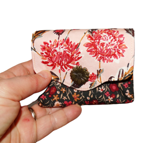 Petit porte-monnaie accordéon femme tissu rose avec des fleurs et tissu noir multicolores,  porte-cartes, bouton pression en forme de fleur