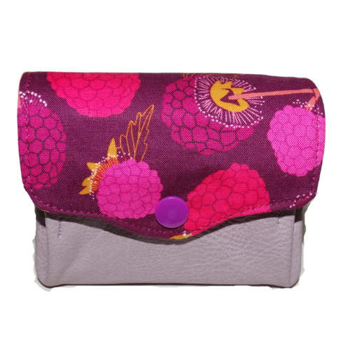 Petit porte-monnaie accordéon pour femme  en tissu violet avec des framboises, tissu rose avec des fraises et faux cuir mauve, porte-cartes