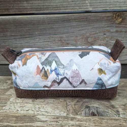 Trousse de toilette homme, tissu gris clair avec  montagnes, faux cuir taupe, fourre-tout, trousse à stylos et crayons
