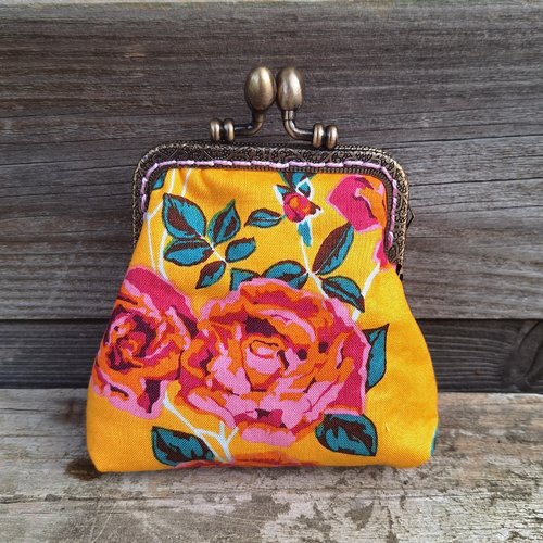 Porte-monnaie rétro femme en tissu  jaune avec des roses,  fermoir métallique bronze,