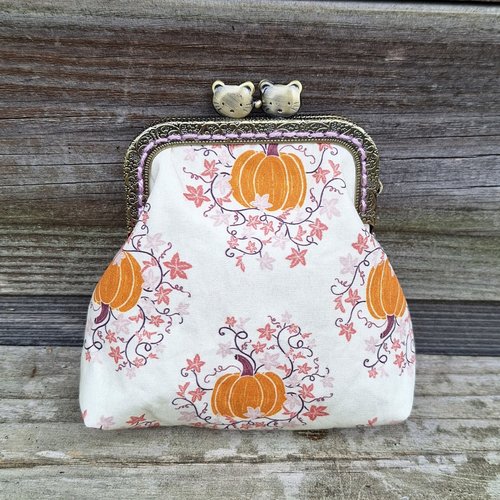 Porte-monnaie rétro femme en tissu  blanc cassé avec des citrouilles et tissu caramel avec des fleurs,  fermoir métallique bronze,