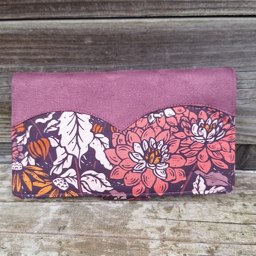 Porte-chéquier femme  en suédine violine  et tissu aubergine avec des fleurs automnales, idée cadeau de noël