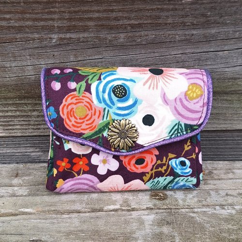 Petit porte-monnaie accordéon pour femme  en tissu aubergine avec des fleurs , bouton pression métallique  fleurs, porte-cartes