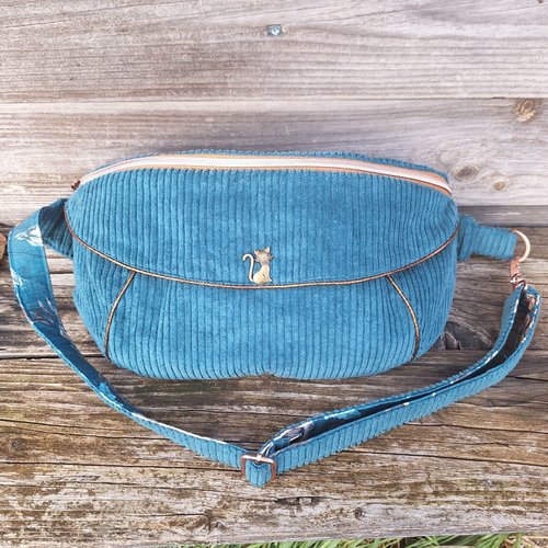 Grand sac banane pour femme xl en velours grosses côtes bleu pétrole et en tissu bleu avec des fleurs multicolores, bouton fleur