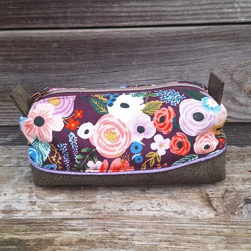 Trousse à crayons et stylos pour femme, tissu violet avec des fleurs colorées et faux cuir kaki, trousse multifonction