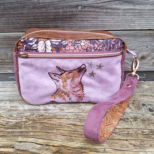 Grande trousse de toilette femme  avec une broderie renard en suédine mauve et violette, en faux cuir camel et tissu avec des fleurs
