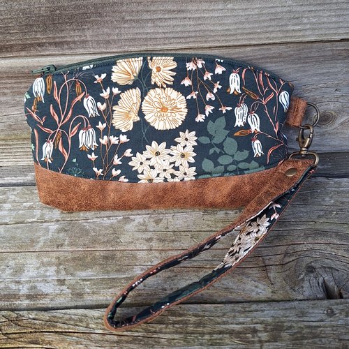 Pochette clutch pour femme avec dragonne amovible en tissu vert bouteille avec des fleurs sauvages et faux cuir camel