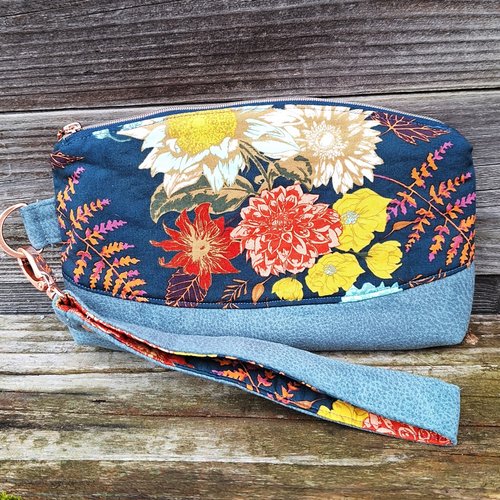 Trousse à maquillage femme, pochette clutch, en faux cuir, tissu bleu pétrole avec de grandes fleurs , dragonne amovible, porte-carte