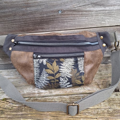 Grand sac banane  homme ou mixte en faux cuir kaki ocre, tissu noir avec un imprimé fougères et forêt, toile de coton grise