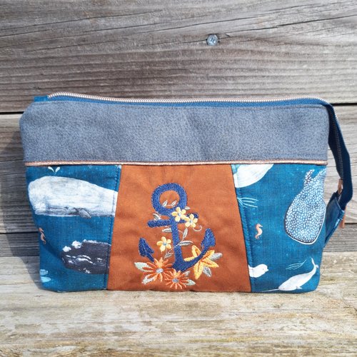 Grande trousse à maquillage femme en faux cuir, suédine fauve et tissu bleu avec des baleines, broderie ancre et fleurs, 2 compartiments
