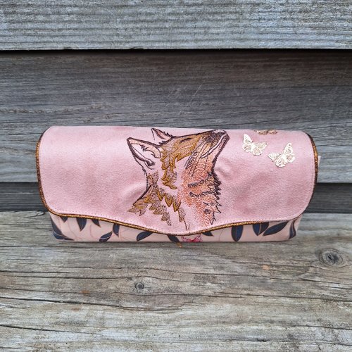 Grand portefeuille brodé pour femme broderie renard en suédine rose poudré et tissu rose avec des feuilles