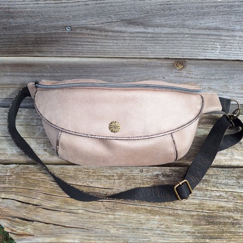 Grand sac banane xl pour femme avec rabat en faux cuir taupe et tissu beige avec des papillons - style bohème et vintage