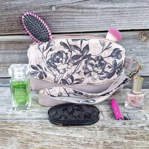 Trousse à maquillage femme, pochette clutch en  faux cuir taupe, tissu beige vintage avec  grandes fleurs