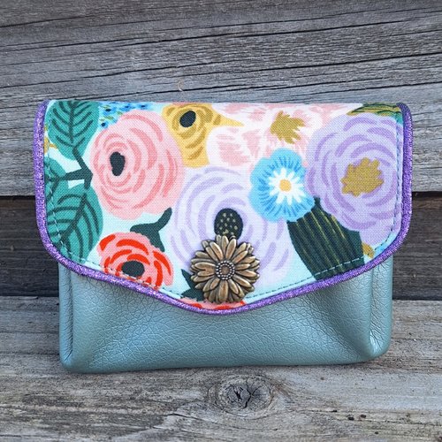 Petit porte-monnaie accordéon bohème et poétique  pour femme  en tissu bleu clair avec des fleurs et faux cuir vert céladon