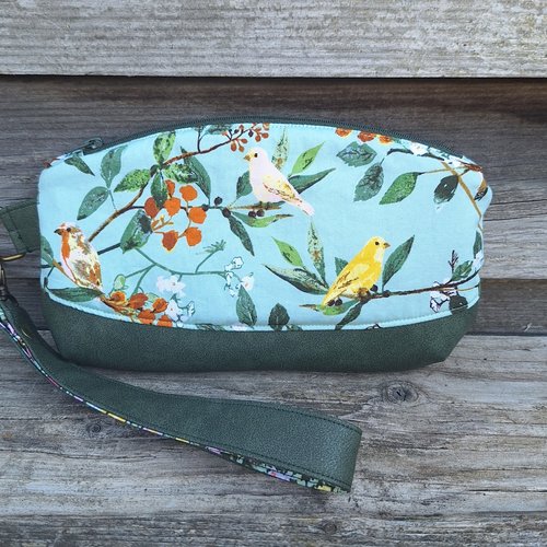 Pochette à maquillage clutch femme en  faux cuir kaki, tissu vert clair avec des oiseaux , dragonne amovible, porte-cartes