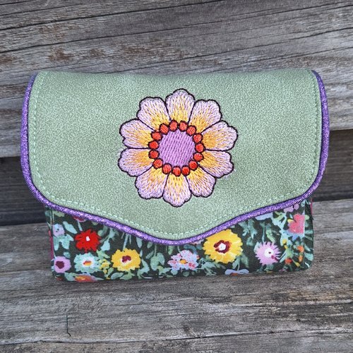 Petit porte-monnaie accordéon femme avec broderie fleur en  faux cuir vert amande, tissu vert foncé avec des fleurs colorées