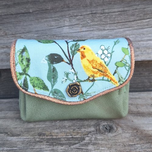 Petit porte-monnaie  accordéon pour femme en faux cuir vert amande et tissu vert avec des oiseaux et fleurs,