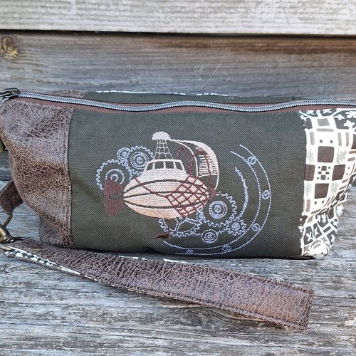 Grande trousse de toilette homme  en  faux cuir taupe,  tissu motif géométrique, broderie dirigeable et toile de coton kaki