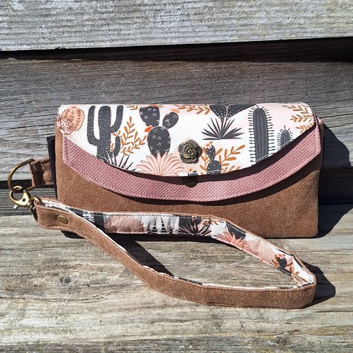 Grand portefeuille pochette femme, porte-chéquier en faux cuir camel , similicuir vieux rose et tissu blanc cassé avec des cactus