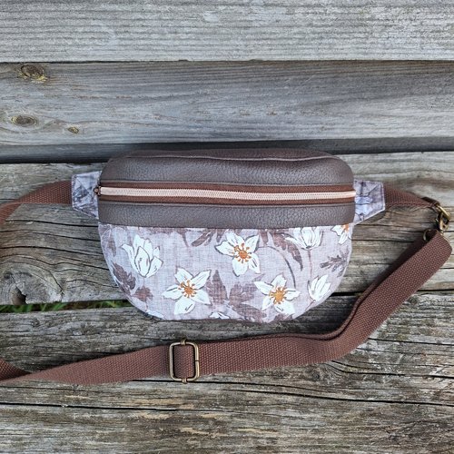 Sac banane pour femme en faux cuir marron et tissu beige  avec des fleurs , style nature et bohème