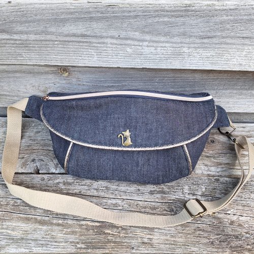 Grand sac banane pour femme xl en jean / denim bleu et en tissu beige avec des fleurs style vintage, bouton fleur