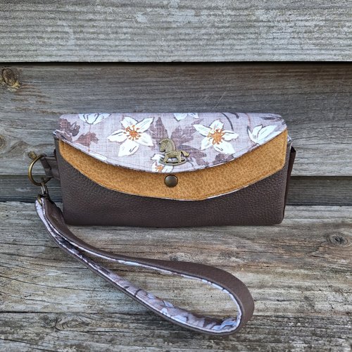 Grand portefeuille pochette femme, porte-chéquier en faux cuir marron, similicuir jaune et tissu taupe clair avec des fleurs