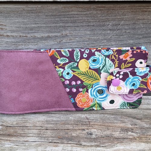 Porte-chéquier femme  horizontale,  souche à gauche classique  en suédine violine et tissu avec des fleurs colorées, cadeau pour femme