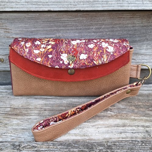 Grand portefeuille pochette femme, porte-chéquier en faux cuir cognac, suédine rouille et tissu lie de vin avec des fleurs sauvages