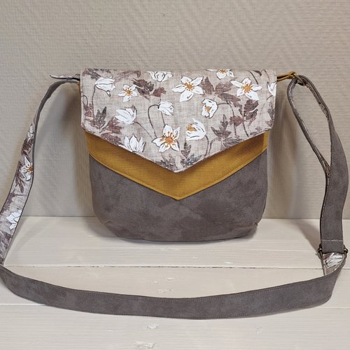 Besace avec rabat triangulaire femme en faux cuir taupe, toile de coton moutarde, tissu avec des fleurs aux couleurs del' automne