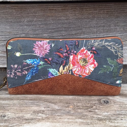 Grand portefeuille zippé bohème pour femme en faux cuir camel et tissu gris avec des fleurs sauvages