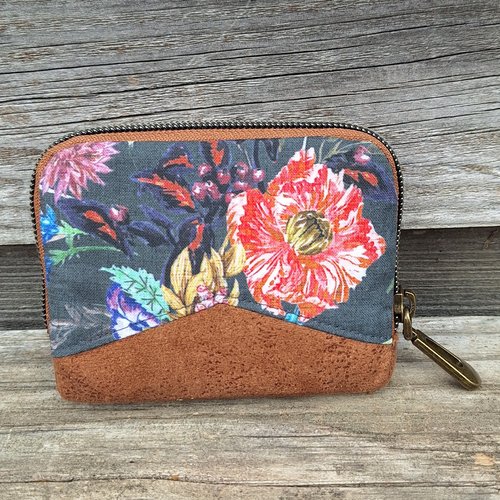 Mini portefeuille zippé pour femme en tissu gris foncé avec des fleurs sauvages, faux cuir camel, porte-cartes bohème