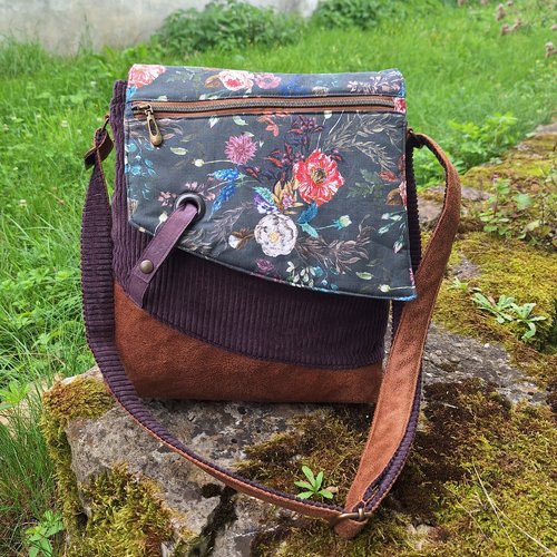 Grande besace pour femme en faux cuir camel et tissu gris foncé fleuri, velours aubergine, sac à bandoulière bohème