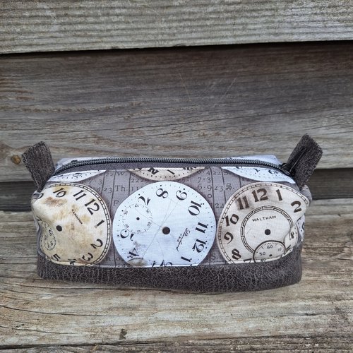 Trousse pour crayons et stylos homme en tissu gris avec montres / horloges et faux cuir gris, fourre-tout