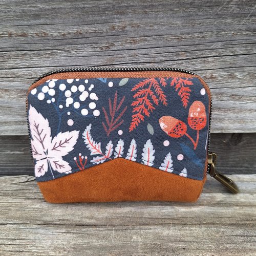 Mini portefeuille zippé  femme en tissu noirs avec des feuilles et des fougères, faux cuir camel, porte-cartes bohème et automnal