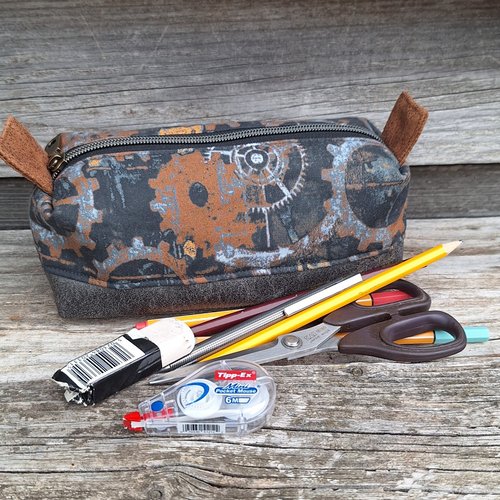 Trousse pour crayons et stylos homme en tissu gris foncé avec des rouages et faux cuir anthracite, fourre-tout