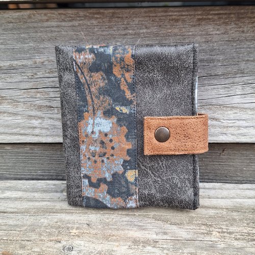 Petit portefeuille compact homme en faux cuir gris foncé et tissu imprimé rouage, 2 volets, style steampunk industriel