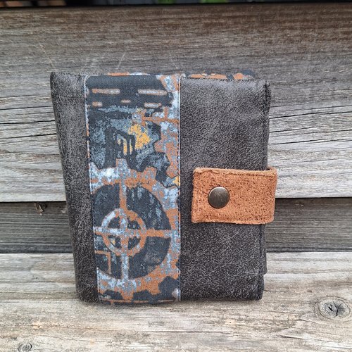 Petit portefeuille compact homme en faux cuir gris foncé et tissu imprimé rouage, 3 volets, style steampunk industriel