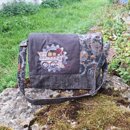 Grande besace brodée homme en faux cuir  toile gris foncé, tissu avec des rouages, broderie locomotive à vapeur, sacoche ordinateur